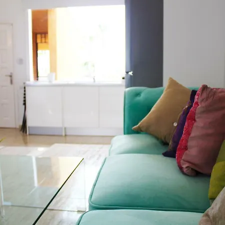Sunny Terraced House Apartman