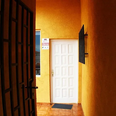 Sunny Terraced House Apartman